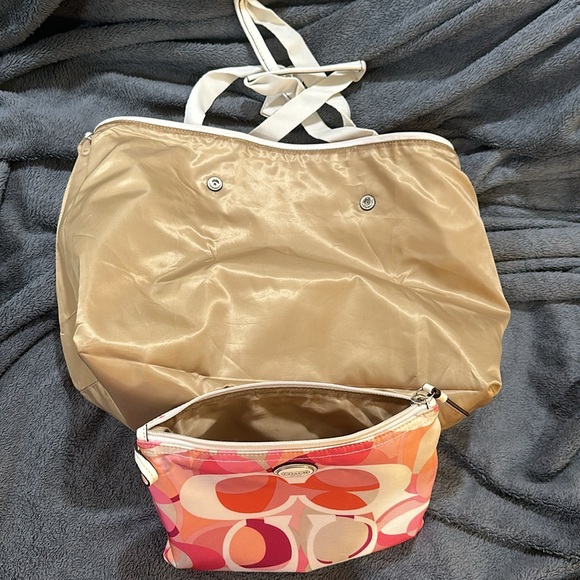 Coach packable tote with matching snap in makeup pouch - Picture 7 of 8